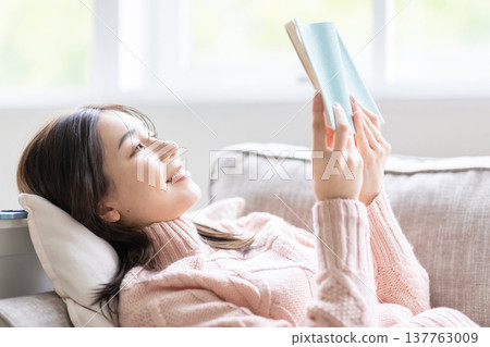 看書的女人 137763009