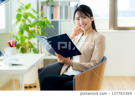 在辦公室工作的女商人 137763369