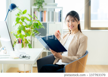 在辦公室工作的女商人 137763370