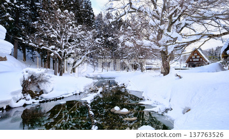 被毀壞的建築學被埋沒在雪中 被毀壞的建築學被埋沒在雪中 137763526