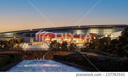 The red roof and fountain of Makuhari Messe at dusk The red roof and fountain of Makuhari Messe at dusk 137763541