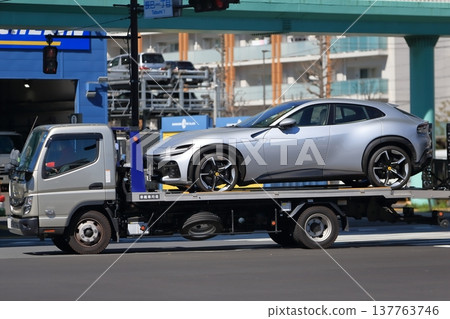 一輛運輸車正在運送一輛跑車 137763746