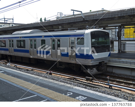 A train stopped at the Joban Line platform at Ueno Station. 137763788