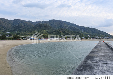 從防波堤上看到的生口島瀨戶田日落海灘 從防波堤上看到的生口島瀨戶田日落海灘 137764111
