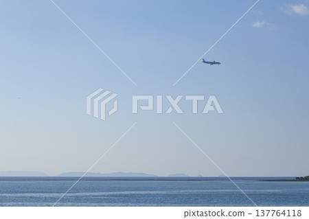 從糸滿市美美海灘看到的慶良間群島和一架飛機 137764118