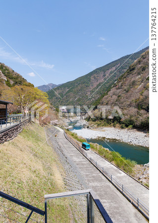 櫻花盛開時,大步危和小步危之間的吉野川大橋景色迷人。 櫻花盛開時,大步危和小步危之間的吉野川大橋景色迷人。 137764215