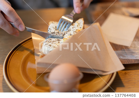 Eat pizza toast Eat pizza toast 137764408
