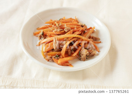 Stir-fried carrots Stir-fried carrots 137765261