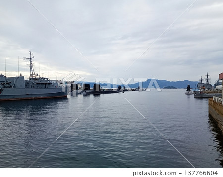 停泊在港口的軍艦(日本海上自衛隊艦艇) 停泊在港口的軍艦(日本海上自衛隊艦艇) 137766604