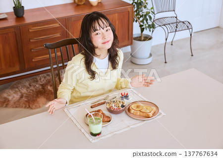 A young woman's lifestyle enjoying a healthy breakfast 137767634