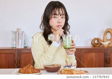 飲用抹茶飲料的女性的生活方式 137767643