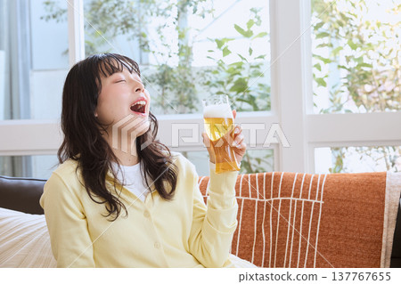 年輕女性的休閒生活方式：喝啤酒放鬆身心。 137767655