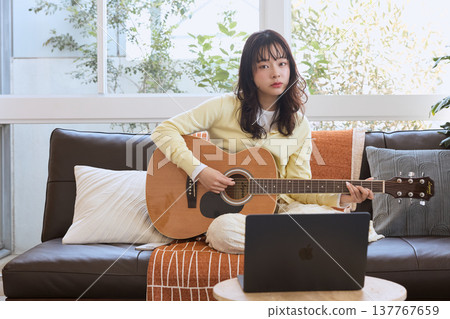 年輕女性在線學習吉他 137767659