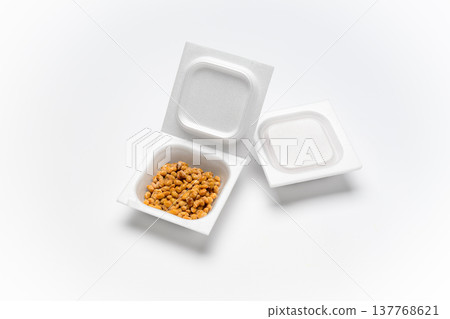 納豆,一種發酵食品,在白色背景下拍攝。 納豆,一種發酵食品,在白色背景下拍攝。 137768621