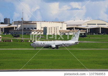 美國軍用飛機在嘉手納空軍基地上空滑行 美國軍用飛機在嘉手納空軍基地上空滑行 137768953