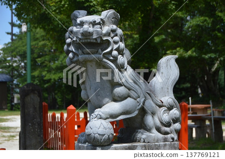 Statue of a guardian lion-dog (A-form statue) (Yakumo Shrine, Shosenkyo Gorge summit / Kofu City, Yamanashi Prefecture) 137769121