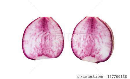 Cross-section of a red turnip, macro photography, transparent background image. 137769188