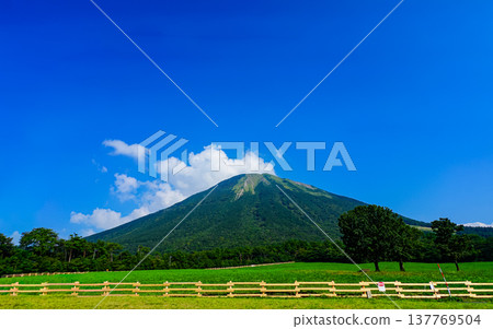 Mountains, Japanese mountains, blue sky, grassland, pasture scenery, Japanese nature, mountain landscape, rural scenery, summer scenery, tourism 137769504