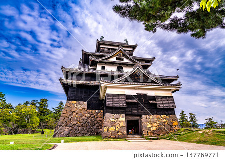 【日本百大城堡】松江城秋景：從正殿眺望國寶級天守閣（第三部分）－島根縣松江市 137769771