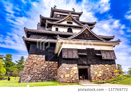 [Japan's Top 100 Castles] Autumn Scenery of Matsue Castle: National Treasure Keep as seen from the main keep (Part 4) - Matsue City, Shimane Prefecture 137769772