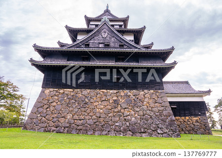 【日本百大城堡】松江城秋景：從天守閣眺望國寶級天守閣（圖6）－島根縣松江市 137769777