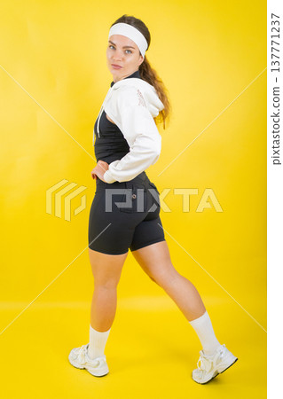 Young woman wearing sportswear posing for healthy lifestyle 137771237