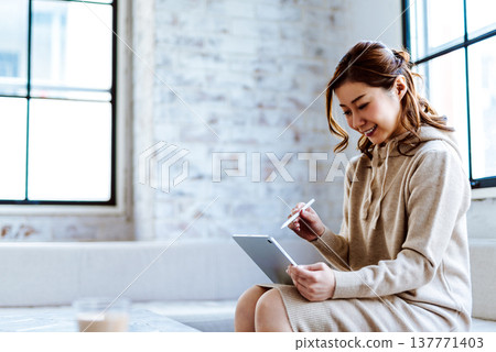 使用平板電腦工作的創意女性 137771403