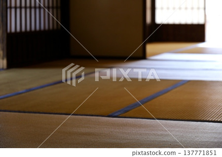 一間鋪著榻榻米的日式房間，陽光傾瀉而入。 137771851