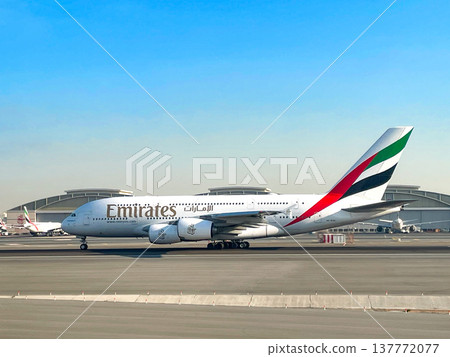 阿聯酋航空 A380 駛向杜拜機場跑道 137772077
