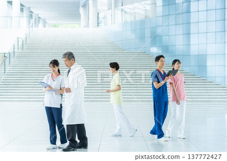 Medical staff working in the hospital Medical staff working in the hospital 137772427