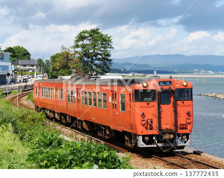 Himi Line: Kiha 47 local train traveling along the Amaharashi Coast 137772435