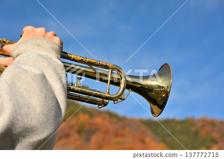 湛藍的天空和號角聲 137772718