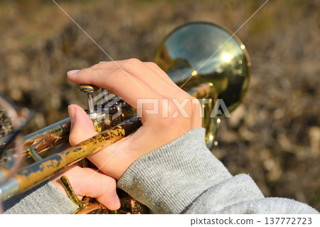 湛藍的天空和號角聲 137772723