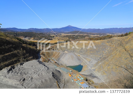 從龍神山眺望筑波山和龍淚。 137772839