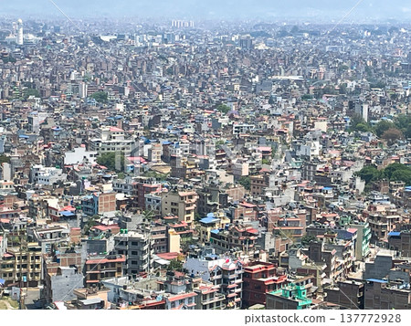 從斯瓦揚布納特寺看加德滿都城市景觀，加德滿都，尼泊爾 137772928