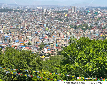 從斯瓦揚布納特寺看加德滿都城市景觀，加德滿都，尼泊爾 137772929