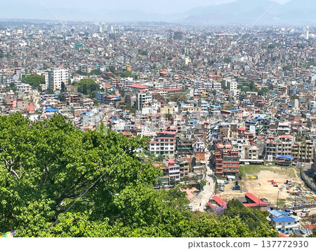 從斯瓦揚布納特寺看加德滿都城市景觀，加德滿都，尼泊爾 137772930