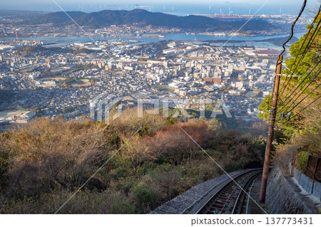 從皿倉山纜車上眺望北九州市 從皿倉山纜車上眺望北九州市 137773431
