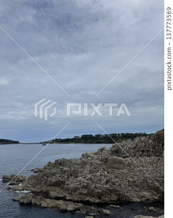 從海中拔地而起的岩石峭壁 從海中拔地而起的岩石峭壁 137773569