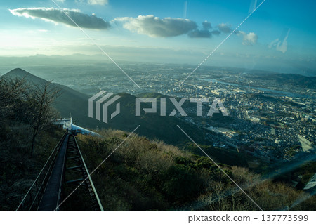 從佐良娜山斜坡纜車車窗看到的景色(北九州市) 從佐良娜山斜坡纜車車窗看到的景色(北九州市) 137773599