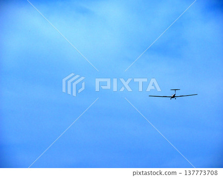 小飛機在蔚藍的天空中飛行 137773708