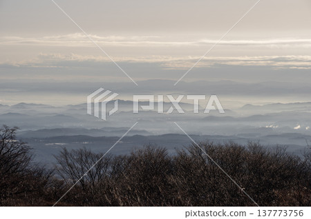 黎明時分，山脊漂浮在雲海之中，籠罩在晨霧之中，構成了一幅奇幻的景象（從那須高原八幡杜鵑林展望台拍攝）。 137773756