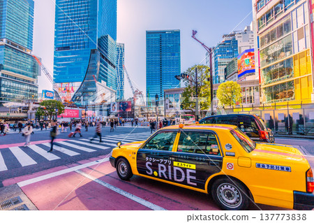 在日本，交回東京城市景觀牌照可享折扣…計程車、禁煙車…防疫車輛…澀谷十字路口早高峰 = 3月8日 137773838