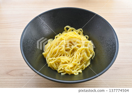 煮熟的粗麵條 煮熟的粗麵條 137774504