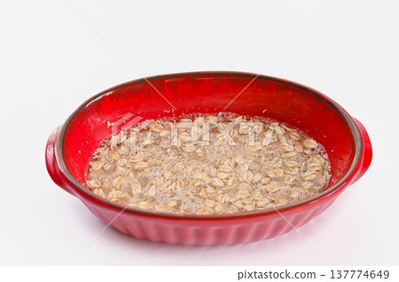 微波加熱前會變成米粒狀的燕麥片 微波加熱前會變成米粒狀的燕麥片 137774649