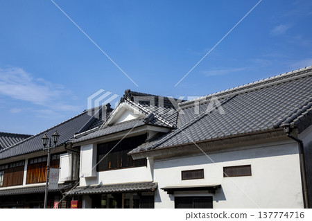 瓦屋頂和藍天 137774716