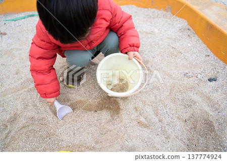 寶寶玩沙子 寶寶玩沙子 137774924