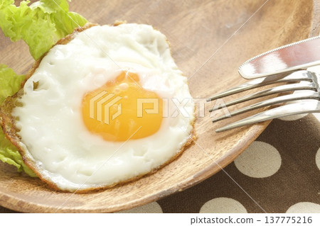 煎蛋和生菜早餐 煎蛋和生菜早餐 137775216