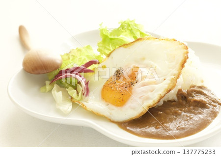 Fried eggs and curry rice 137775233
