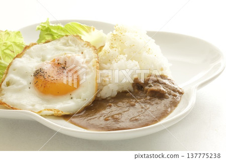 Fried eggs and curry rice Fried eggs and curry rice 137775238